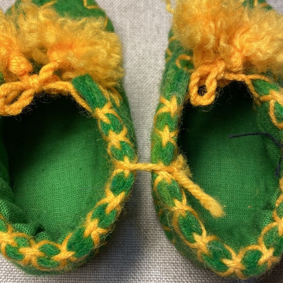 Embroidered Handmade Wool Felt Baby Slippers - Picture 5 of 8